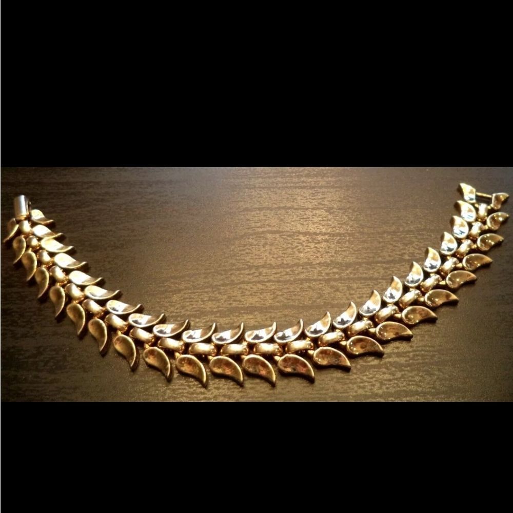 Mid Century Modern Crown Trifari White and Gold Tone Chevron Bracelet7 7 1/4 - Picture 2 of 14